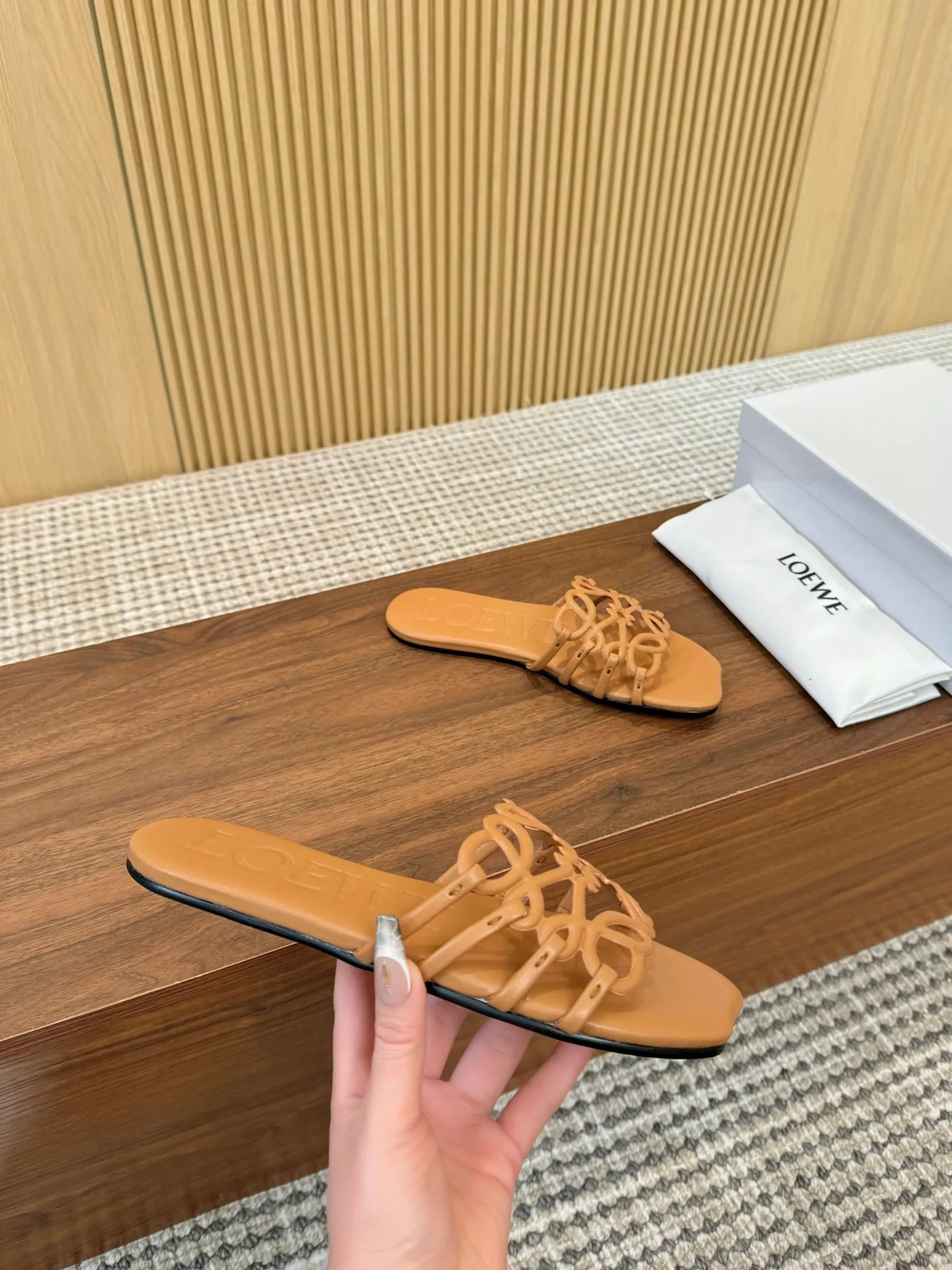 👟👟Ex-factory price 400👟👟 The latest 2025 LOEWE, summer limited edition hollow slippers, they are so beautiful on your feet! ! ! Highly recommended, a super lazy drag, the same style worn by celebrity bloggers! Fabric: Imported sheepskin (black, white, apricot, red, pink, five colors) Lining: Imported sheepskin Outsole: Genuine leather injection dyed bottom Number: 35-42